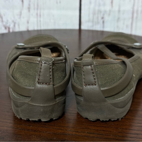 CROCS women’s loafer flats in chocolate brown color size 6 removable insole GUC - Picture 12 of 15